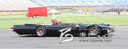 世界上最“扁”的汽車(chē) 躺著(zhù)開(kāi)！