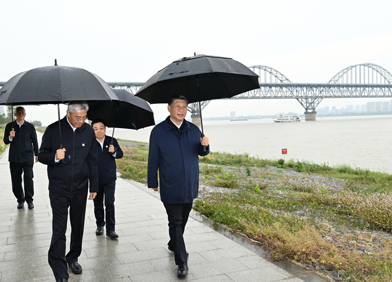 2023年10月10日，習近平在長(cháng)江國家文化公園九江城區段考察時(shí)，冒雨沿江堤步行察看沿岸風(fēng)貌。