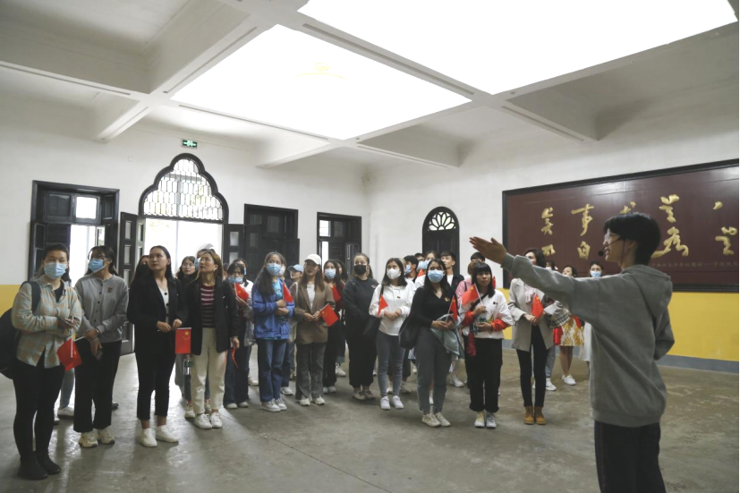 2021年5月20日，在喜迎中國共產(chǎn)黨建黨100周年之際，我校開(kāi)展了少數民族學(xué)生“學(xué)黨史、感恩黨、跟黨走”紅色研學(xué)活動(dòng)。