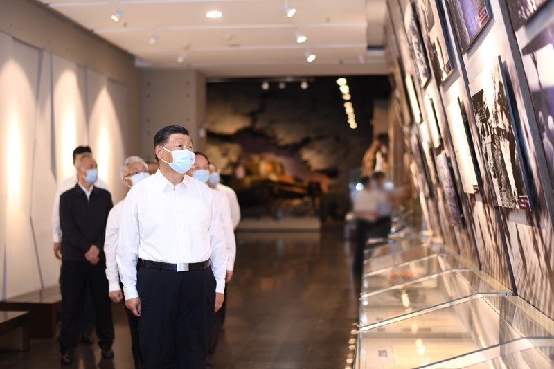 2022年8月16日至17日，中共中央總書(shū)記、國家主席、中央軍委主席習近平在遼寧考察。這是16日下午，習近平在錦州市考察遼沈戰役紀念館。 新華社記者 燕雁 攝