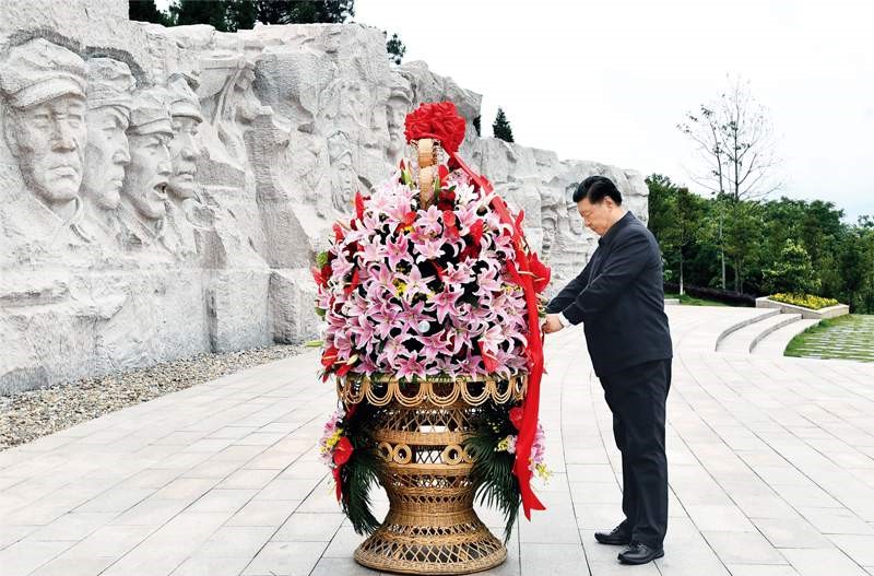 2021年4月25日至27日，中共中央總書(shū)記、國家主席、中央軍委主席習近平在廣西考察。這是25日上午，習近平在位于桂林市全州縣的紅軍長(cháng)征湘江戰役紀念園，向湘江戰役紅軍烈士敬獻花籃。 新華社記者 謝環(huán)馳/攝