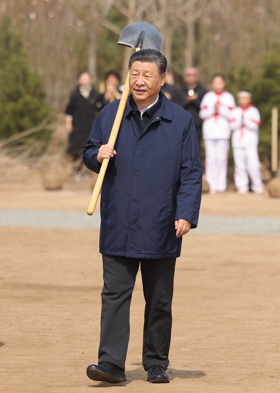2024年4月3日，習近平總書(shū)記來(lái)到北京市通州區潞城鎮參加首都義務(wù)植樹(shù)活動(dòng)。
