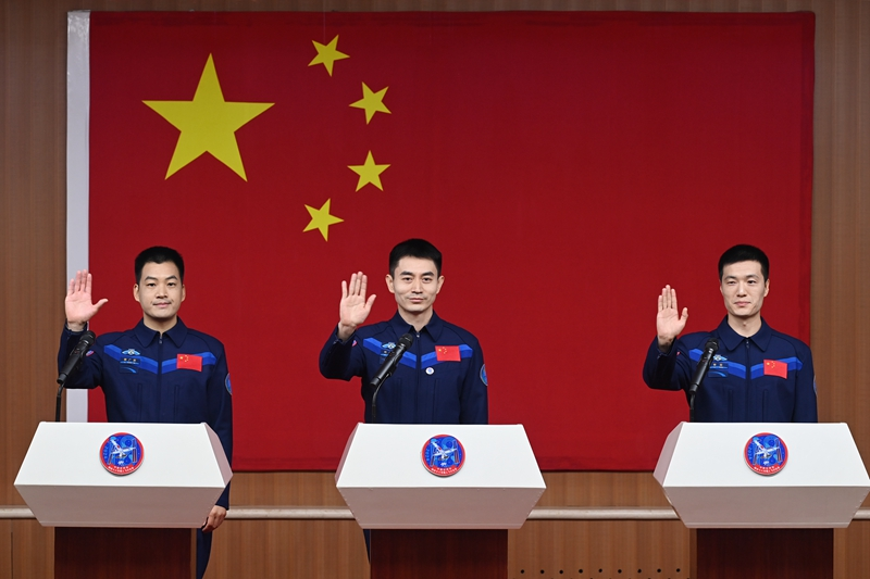 2024年月24日，神舟十八號載人飛行任務(wù)航天員葉光富（中）、李聰（右）、李廣蘇在酒泉衛星發(fā)射中心問(wèn)天閣與媒體記者集體見(jiàn)面。