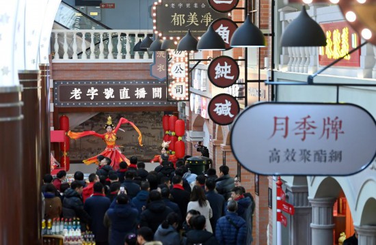 顧客在天津老字號集合店內觀(guān)看演出。新華社記者 趙子碩 攝