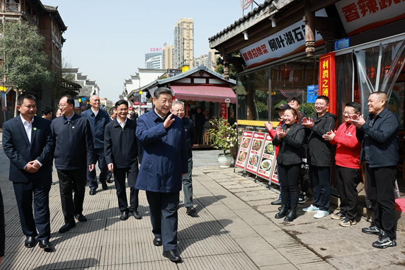 2024年3月19日上午，習近平在常德河街考察時(shí)，同店主和游客親切交流。新華社記者 王曄 攝
