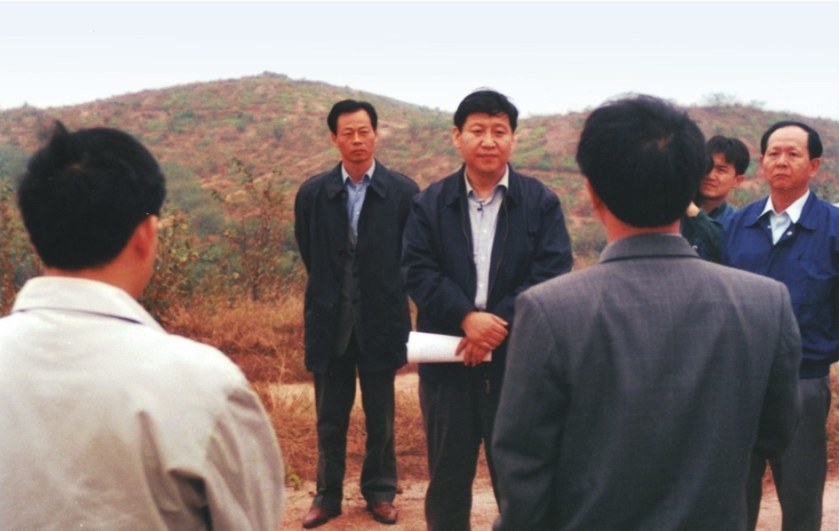 1999年11月，習近平在龍巖市長(cháng)汀縣河田水土流失治理區調研。圖源：《習近平在福建（下）》