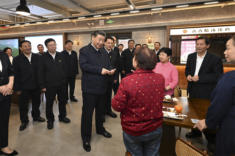 2024年4月22日下午，習近平在九龍坡區謝家灣街道民主村社區考察時(shí)，同正在社區食堂就餐的群眾親切交流。新華社記者 謝環(huán)馳 攝