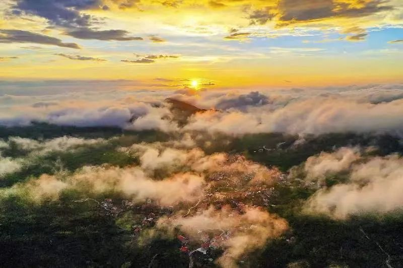 圖為云霧繚繞的軍營(yíng)村，群山盡翠，紅瓦掩映。廈門(mén)市委宣傳部供圖