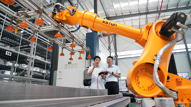 2023年8月26日，武漢，湖北長(cháng)江電氣有限公司智能車(chē)間，工作人員正在操作智能機械臂。