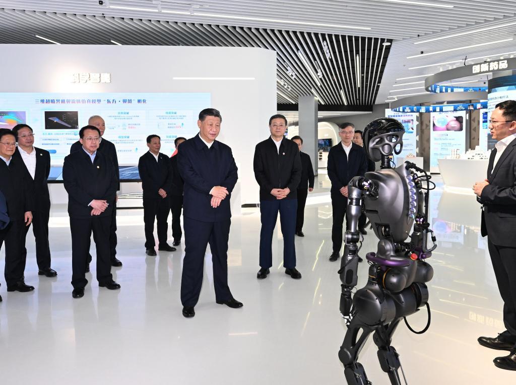 2023年11月28日下午，習近平在浦東新區張江科學(xué)城參觀(guān)上?？萍紕?chuàng  )新成果展。新華社記者 謝環(huán)馳 攝
