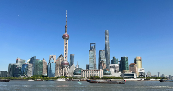 沿蘇州河遠眺陸家嘴城市建筑群。人民網(wǎng) 馬作鵬 攝